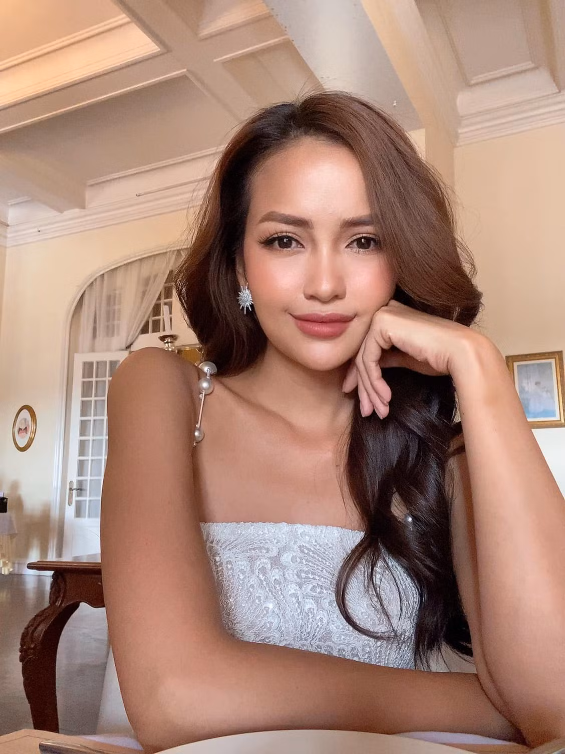 Được biết bố cô mất từ năm cô lên 5 tuổi do căn bệnh ung thư. Mẹ của Ngọc Châu một mình tảo tần, nuôi dạy 3 con thành người.