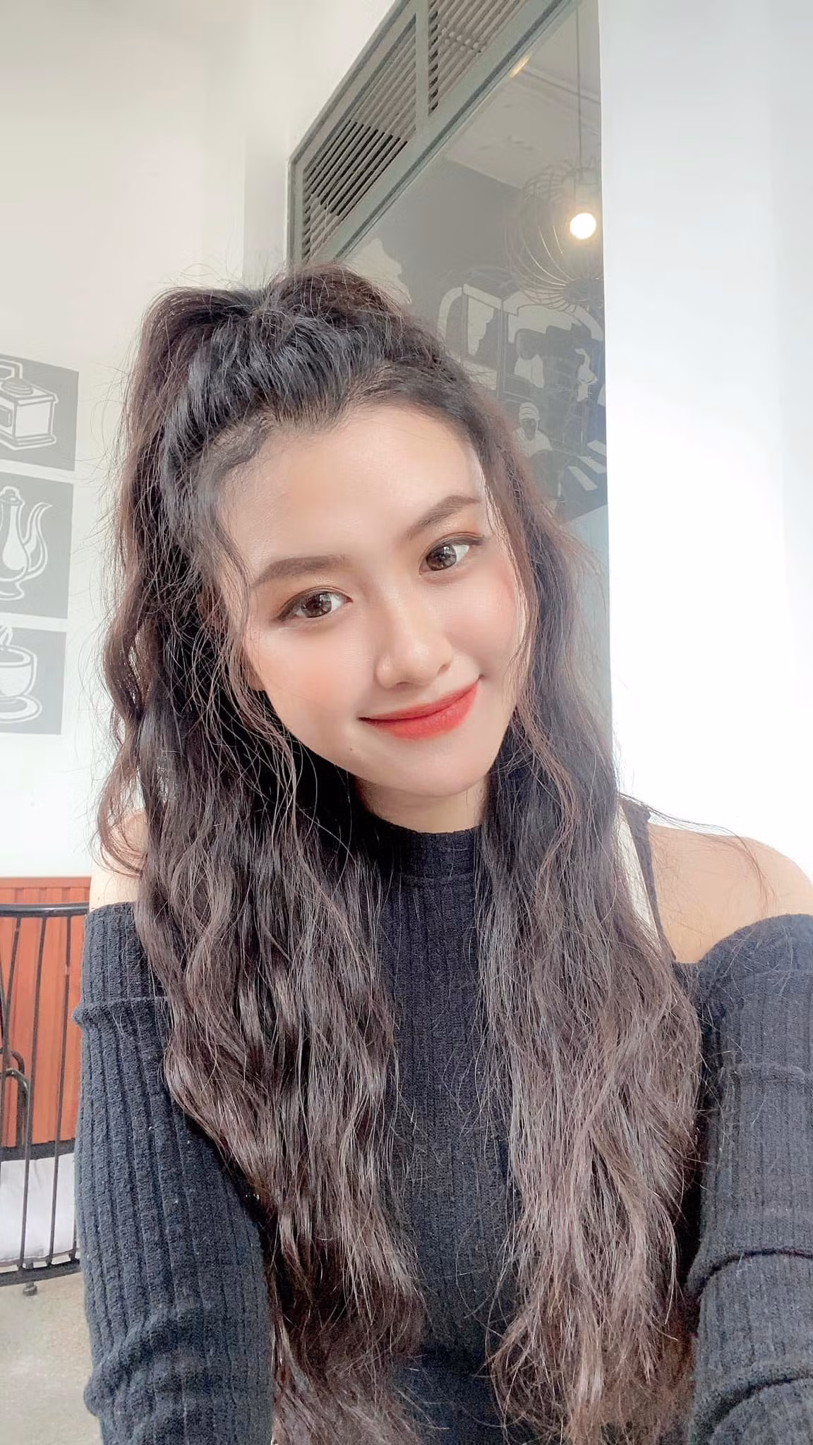 Cô gái sinh năm 2000 đã có cơ hội được hợp tác và làm MC cho nhiều thương hiệu lớn như: Bảo Tín Minh Châu, Elise…