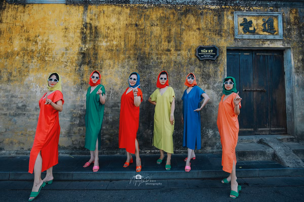 “Dresscode” du lịch Hội An của nhóm các chị em này chính là những chiếc khăn trùm đầu có màu sắc “chói lóa” không kém.
