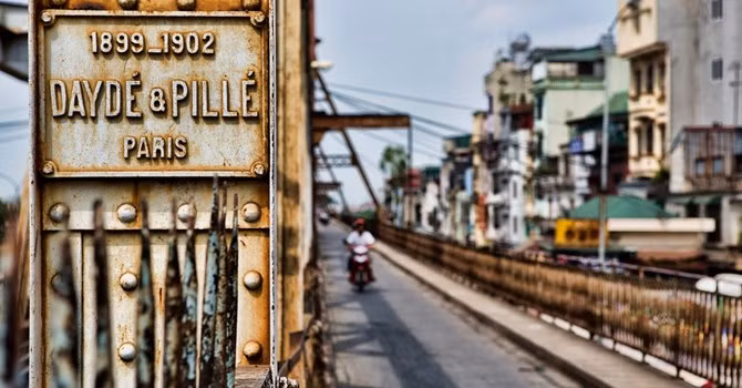 Toàn bộ vật liệu sắt, thép, bu-lông, đinh ốc, xi-măng... đều được chở từ Pháp qua. Công nhân Việt Nam chịu trách nhiệm thi công dưới sự giám sát rất chặt chẽ của các kỹ thuật viên và kỹ sư người Pháp. Họ phải làm việc suốt ngày đêm.