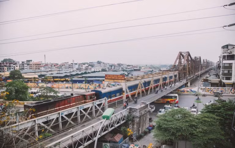 Cầu Long Biên còn được gọi là cầu Doumer- tên vị toàn quyền, người đã có công đầu trong việc vận động và quyết định xây cầu.