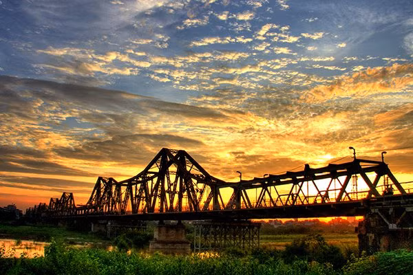 Năm 1902, cầu chính thức được khánh thành với 30.000 m3 đá và 5.300 tấn thép. Chi phí lên tới 6.200.000 fr, xấp xỉ bằng dự toán.