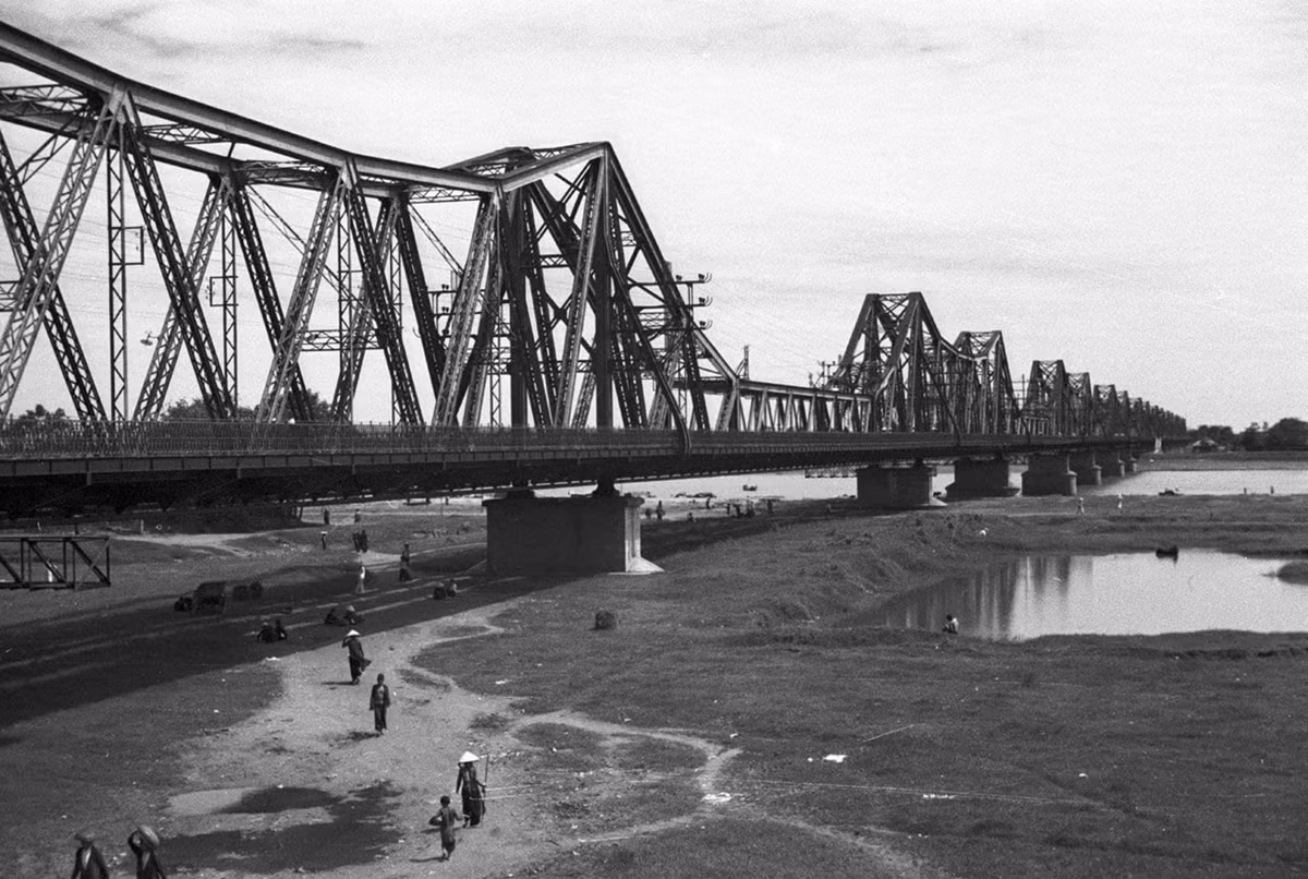 Nhưng các nhà thiết kế đã chứng minh chính 20 trụ cầu, mỗi trụ cao 44 m, trong đó 30 m nằm dưới mực nước, sẽ đỡ cho cây cầu dài 1.682 m, cao 17 m so với mặt trụ và 61 m so với các móng. Cũng nhờ các trụ đó, cây cầu được nối thành khớp.