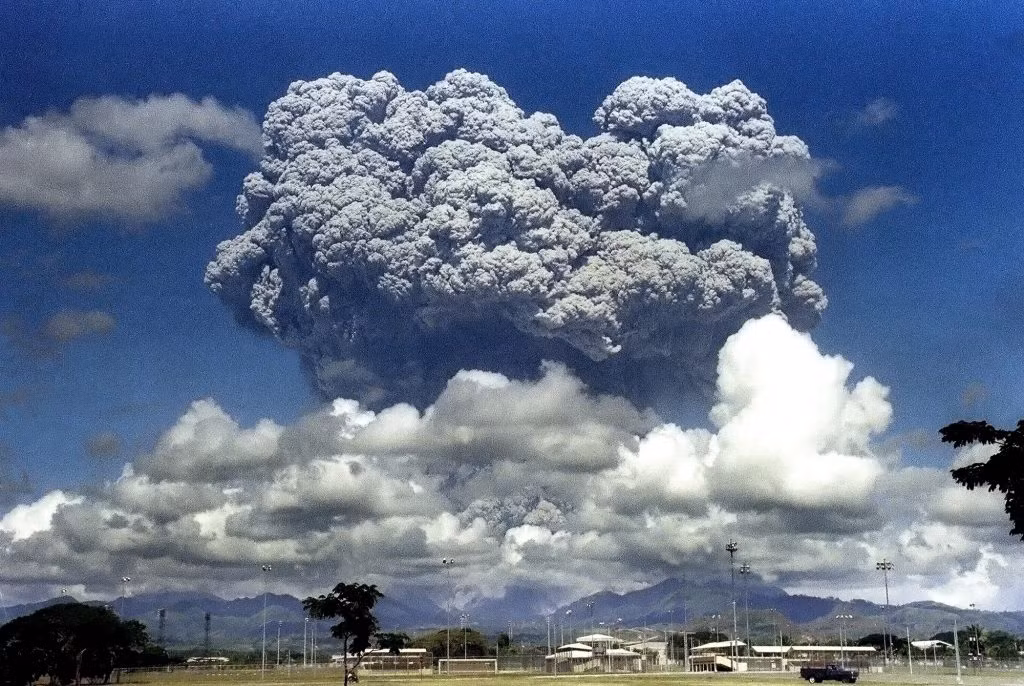 Núi lửa Pinatubo: Khi núi lửa Pinatubo ở Philippines phun trào vào năm 1991, lượng tro sulfuric mà nó giải phóng vào tầng bình lưu khiến nhiệt độ toàn cầu giảm 0,55 độ C trong hai năm tiếp theo.