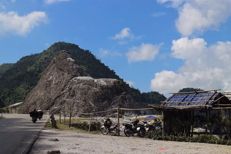 Đặc biệt là vào buổi sáng mùa đông, màn sương đặc quánh kèm cái lạnh buốt đến tê người, tầm nhìn mờ đục, cùng những đường cua uốn lượn, nếu không đủ tỉnh táo, tai nạn rất dễ xảy ra.