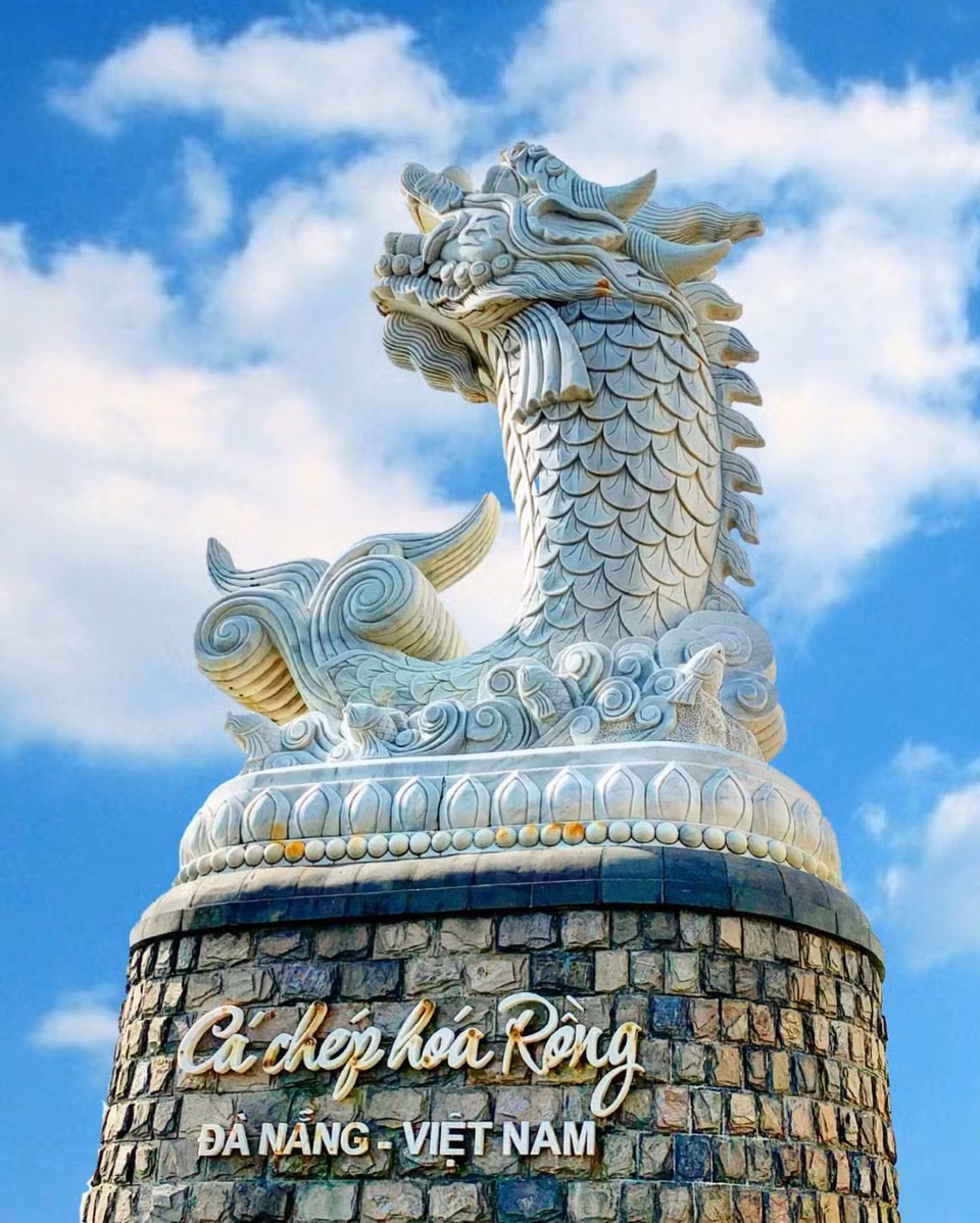 Tại quận Ngũ Hành Sơn có làng nghề điêu khắc đá mỹ nghệ Non Nước nổi tiếng. Theo tư liệu của Cục Di sản văn hóa, làng nghề được hình thành vào khoảng thế kỷ 17, hiện những người thợ ở đây dùng cả công cụ thủ công lẫn máy cơ giới để điêu khắc đá. Trong ảnh là biểu tượng Cá chép hóa Rồng bên bờ sông Hàn của Đà Nẵng, là một sản phẩm đặc sắc của làng đá Non Nước. Ảnh: B_ellb_ell.