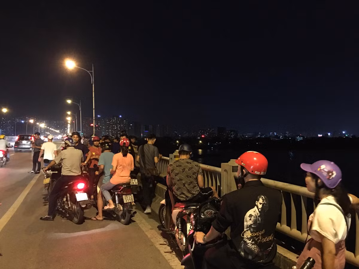 “Lúc tôi lên cầu thì thấy bạn trai của H. cùng mẹ và em của cậu ấy ở đó. Xe máy của cháu H. vẫn để trên cầu. Do quá bức xúc tôi có đánh người bạn trai kia vài cái. Chắc vì mâu thuẫn tình cảm nên cháu tôi mới ra nông nổi này. Sau đó nam thanh niên kia cùng mẹ cậu ta đi mất, sau khoá facebook rồi tắt điện thoại không liên lạc được nữa”, người thân của H. nói.