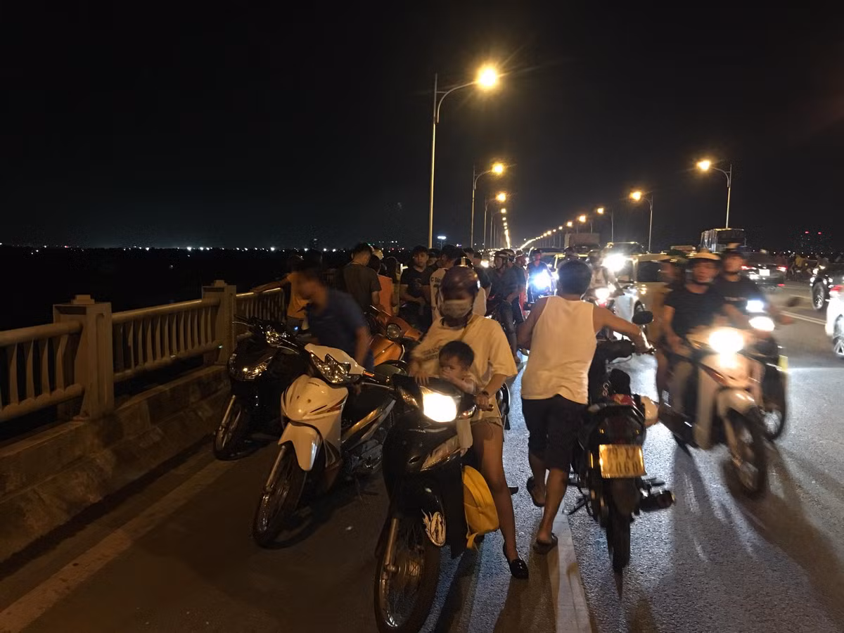 Trước đó như Kiến Thức đã đưa tin, vào khoảng 21h30 tối 14/6, một cô gái trẻ điều khiển xe máy trên cầu Vĩnh (phường Vĩnh Tuy, quân Hai Bà Trưng, Hà Nội) bất ngờ dừng xe để lại mẩu giấy nhỏ rồi nhảy xuống sông Hồng tự tử.