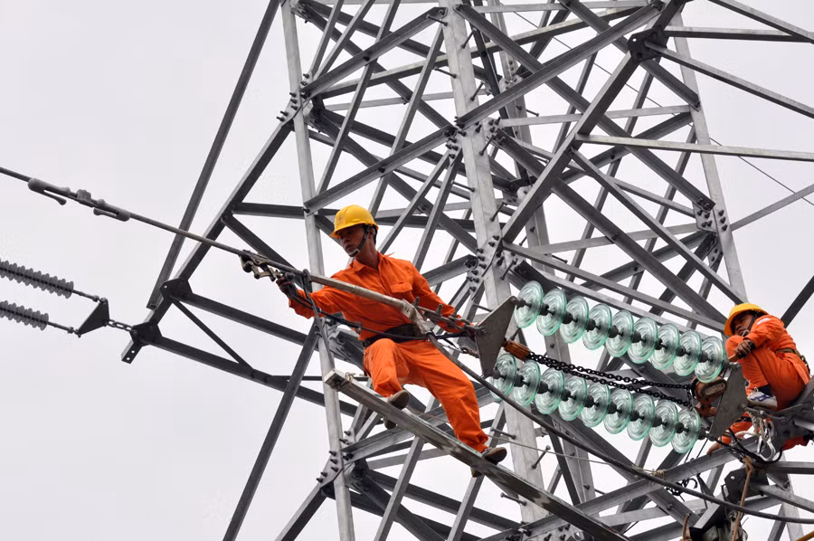 Tăng cường kiểm tra sửa chữa đường dây 110KV cấp điện cho các trọng điểm.