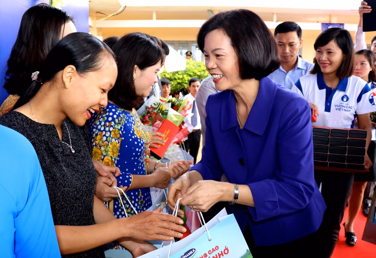 Bà Bùi Thị Hương – Giám Đốc Điều Hành Vinamilk tặng quà cho giáo viên xã Đắc Plao, huyện Đắk Glong, tỉnh Đắk Nông.