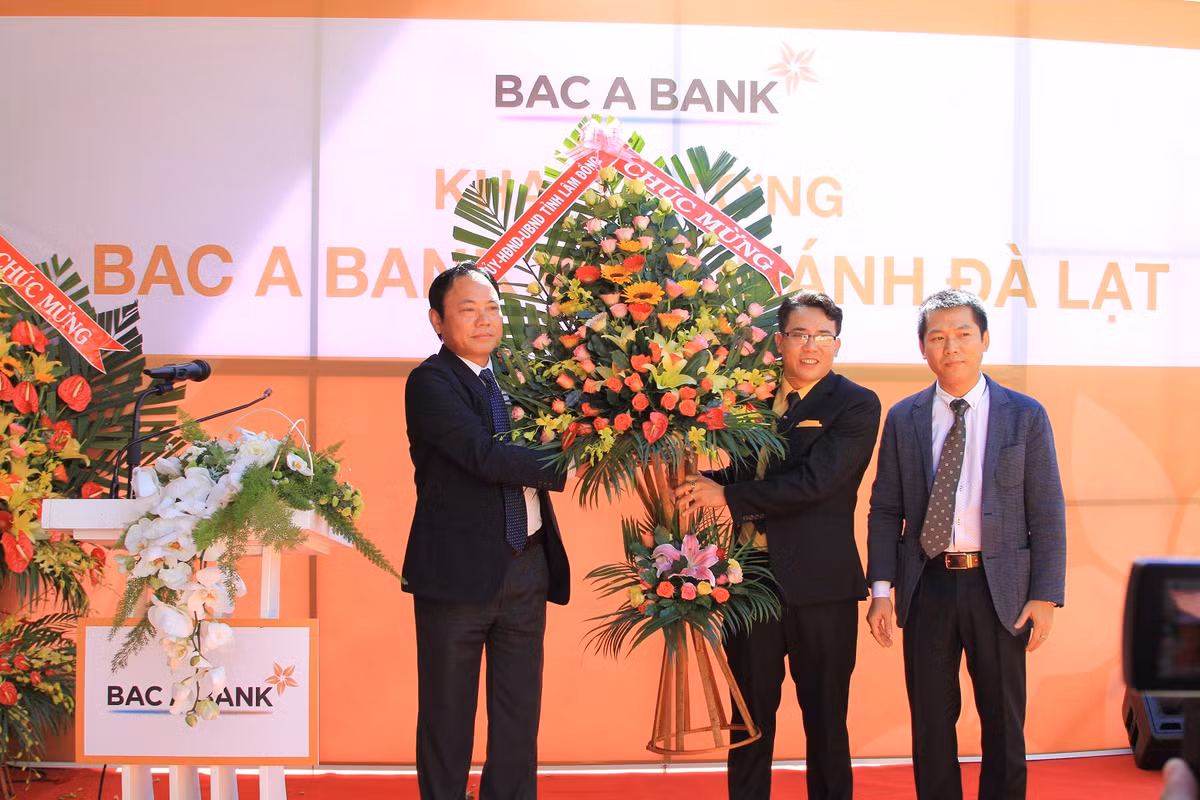 Ông Nguyễn Văn Yên Phó Chủ tịch UBND tỉnh Lâm Đồng tặng hoa chúc mừng.