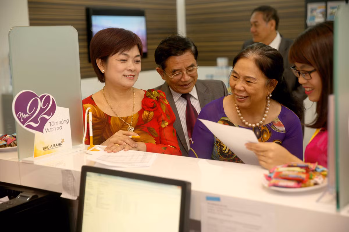 Khách hàng đến giao dịch buổi đầu tiên khai trương chi nhánh BAC A BANK Bắc Giang.