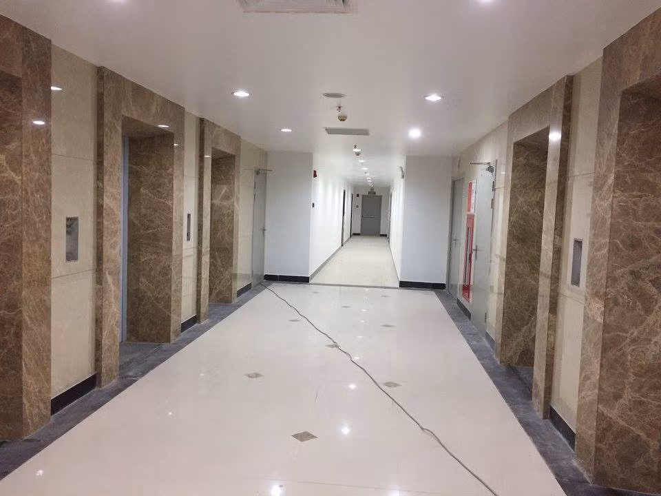 Hệ thống thang máy chất lượng cao đã được lắp đặt hoàn thiện. Hành lang rộng và thoáng được trang bị đầy đủ ánh sáng bên trong tòa nhà.