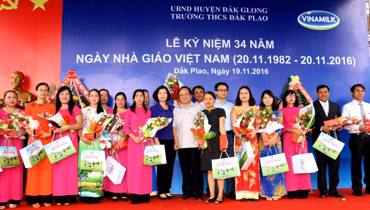 Phó Thủ tướng Chính Phủ Vũ Đức Đam, đại diện lãnh đạo tỉnh Đắk Nông và Bà Bùi Thị Hương – Giám Đốc Điều hành Vinamilk tặng quà và chụp hình lưu niệm với giáo viên Đắk Nông.