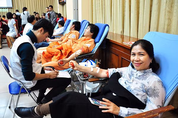 Chị Bùi Phương Hồng rất hào hứng tham gia hiến máu.
