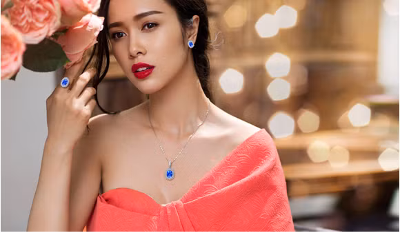 Sapphire là loại đá sở hữu sắc xanh đặc trưng, chinh phục mọi ánh nhìn và luôn là lựa chọn ưu tiên những quý cô, quý bà thanh lịch và sang trọng.