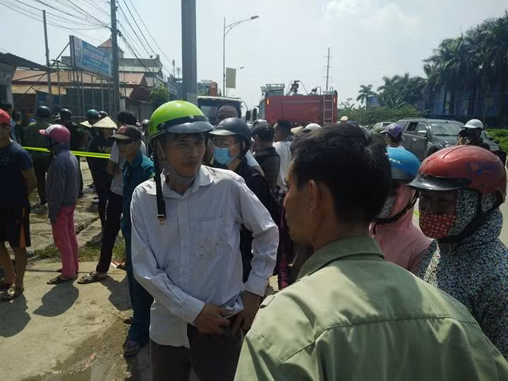 Ha Noi: Chay lon tai xuong lam banh keo, thiet hai ca nguoi lan cua-Hinh-3