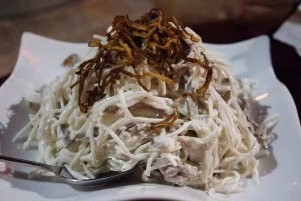 Salad Tashkent là món ăn được chế biến với lưỡi bò, củ cải và rau xanh phủ một lớp sữa chua đặt biệt. Cuối cùng, người nấu còn rắc thêm chút hành tây chiên giòn lên đĩa bày.