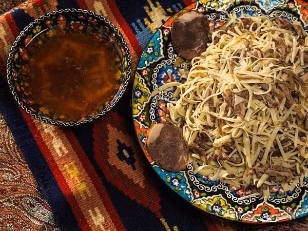 Naryn là món ăn mang đậm phong cách phương Đông với mì sợi làm thủ công, thịt ngựa thái lát dài rồi ăn cùng với hành tây thái nhỏ và tiêu đen. .