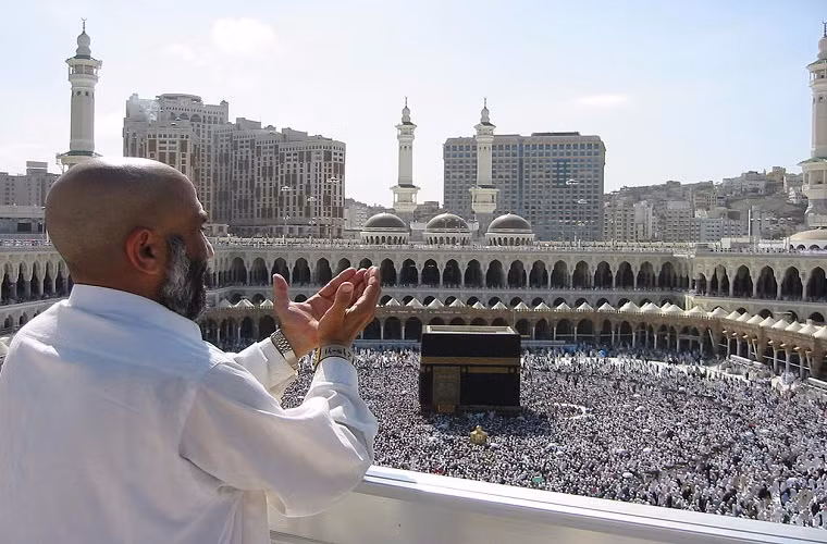 Chỉ những người Hồi giáo hành hương tới thánh địa Mecca mới được phép nhập cảnh. Tuy nhiên, điều này đến nay đã thay đổi sau khi Chủ tịch Ủy ban Du lịch và Di sản Quốc gia Ả-rập Xê-út, Hoàng tử Sultan bin Salman bin Abdulaziz thông báo rằng, Ả-rập Xê-út bắt đầu cấp visa du lịch vào quý I/2018.