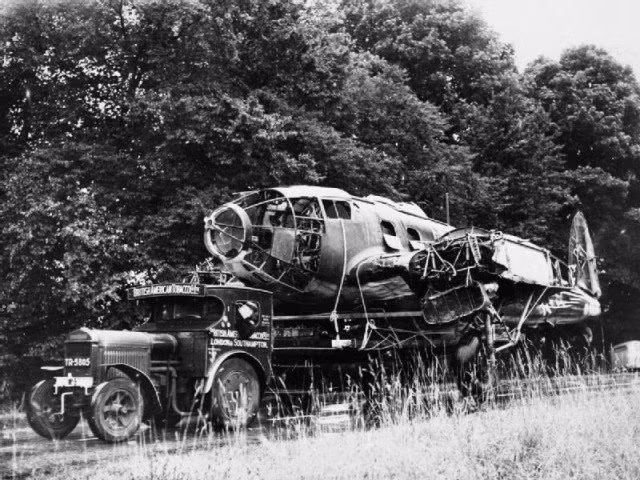Phần thân máy bay ném bom He 111 đang được đưa khỏi vị trí gặp nạn, tháng 10/1940. Nguồn ảnh: WHO
