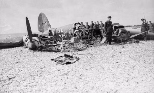 Binh sĩ RAF kiểm tra xác một chiếc máy bay ném bom He 111H ở Susex, ngày 11/7/1940. Nguồn ảnh: WHO