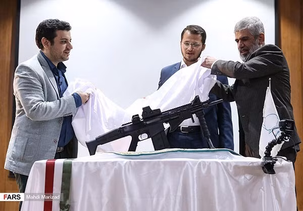Iran gặp rất nhiều khó khăn trong việc nhập khẩu vũ khí từ nước ngoài do lệnh cấm của Liên Hợp Quốc. Trong bối cảnh đó, công nghiệp quốc phòng Iran đã “tự lực cánh sinh” phát triển nhiều mẫu vũ khí hiện đại. Ngày 23/6 vừa qua, công nghiệp quốc phòng Iran gây bất ngờ lớn khi công bố mẫu súng trường tấn công tự chế rất hiện đại. Nguồn ảnh: Fars