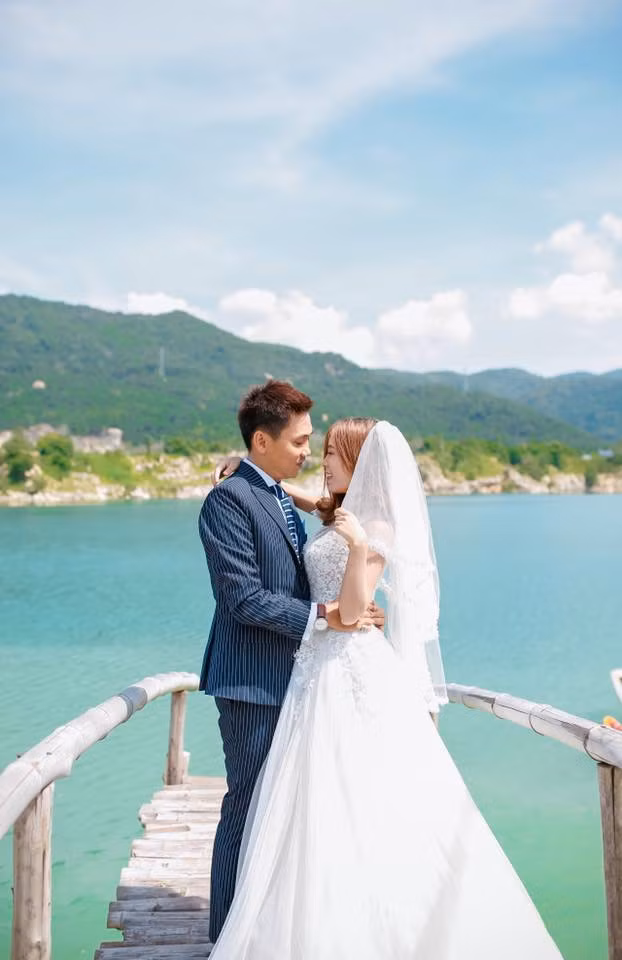 Bức ảnh mà T đăng trên mạng xã hội là ảnh chụp tại nhà mẹ đẻ của cô, khi về nhà chồng T không phải rửa bất kỳ một mâm bát nào cả. Bên cạnh việc đính chính lại thông tin sự việc, T cũng không ngần ngại chia sẻ đôi chút về mẹ chồng "trên cả tuyệt vời" của mình. Cô tâm sự, gia đình chồng mình ở Vũng Tàu, cô và chồng sống ở Sài Gòn, những lúc 2 vợ chồng về quê thăm gia đình, mẹ chồng cô đều hỏi con dâu muốn ăn gì để mẹ nấu. Và chắc chắn một người mẹ chồng như vậy sẽ không bao giờ để con dâu phải rửa 50 mâm bát đũa một mình.