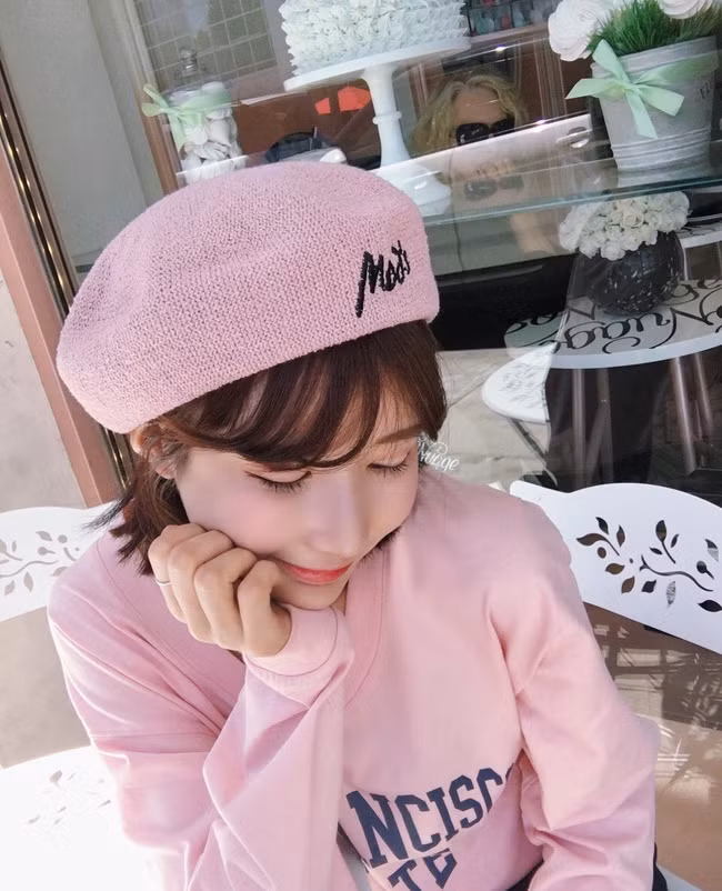 Bông hồng lai không tuổi xinh lung linh trong mọi góc hình.