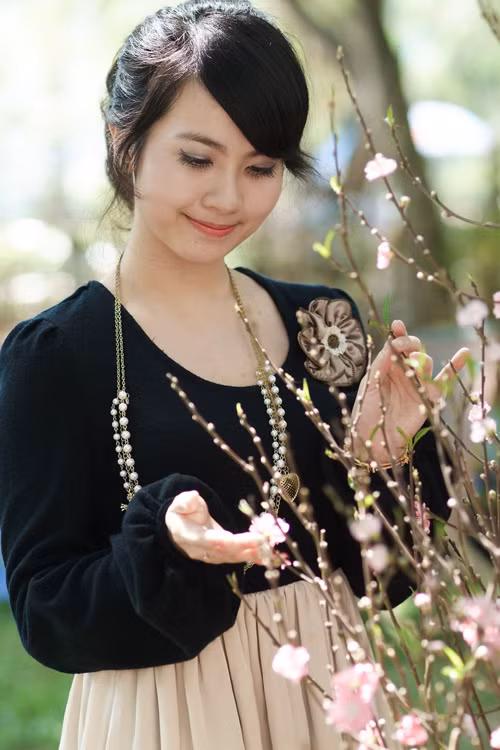 Nhưng tiếp đó 1 năm sau, Huyền Trang và Trọng Hoàng lại liên tục xuất hiện bên nhau trong nhiều sự kiện, hoạt động nghệ thuật và từ thiện. Đến thời điểm này, công chúng đã tin chắc rằng giữa hai người có mối quan quan hệ trên mức tình bạn. Khá chín chắn, mạnh mẽ, cả Miss Teen Huyền Trang và Trọng Hoàng thời điểm đó đều giữ sự im lặng và không thừa nhận cũng không phản bác những thông tin dân tình lan truyền.