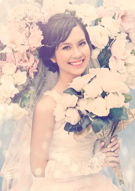 Năm 2011, Miss Teen 2008 Huyền Trang sang Luxembourg du học. Đến giữa năm 2012, cộng đồng mạng và những người yêu quý cặp đôi Huyền Trang - Trọng Hoàng đã có một phen vô cùng xúc động, bất ngờ khi Trọng Hoàng viết hẳn một bức thư tình tràn đầy cảm xúc gửi cho cô bạn gái của mình. Đây cũng được xem như một cách công khai tình cảm vừa bất ngờ, vừa thú vị nhưng cũng đậm chất đàn ông, thẳng thắn mà Triệu Hoàng muốn tạo ra. Sau sự kiện này, tình cảm của cặp đôi trai tài gái sắc tiến triển rất tốt đẹp.