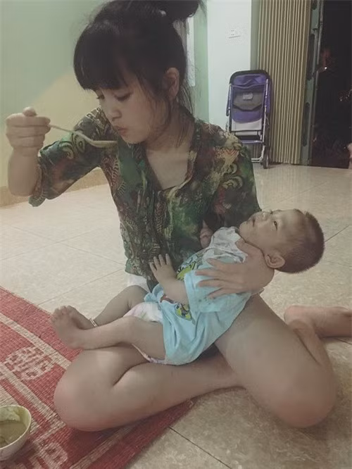 Thanh Tâm sinh năm 1992, chưa lập gia đình, cũng chưa từng sinh con, nhưng sau 3 tháng chăm sóc bé Thào Thị Yến Nhi, bé gái dân tộc H'Mông này đã có da có thịt hơn thấy rõ, khỏe mạnh và ăn uống rất ngoan. Cho đến tận bây giờ nhiều người vẫn không hiểu rõ lý do vì sao một cô gái đang còn rất trẻ, đang ở độ tuổi thích "bay nhảy", tận hưởng cuộc sống như Thanh Tâm lại quyết định xin chính quyền nhận nuôi bé Yến Nhi. Tất cả những điều này có lẽ chỉ được giải thích bằng tấm lòng bao dung, tình yêu thương, khát khao cứu giúp một đứa trẻ đang nguy kịch và bản năng làm mẹ của cô gái trẻ đến từ Lào Cai.