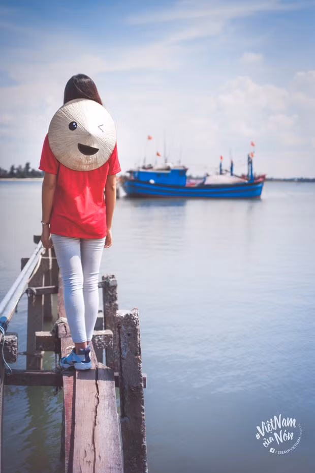 Và biết đâu, với việc làm này, các bạn trẻ lại càng làm tăng tính đặc trưng, nét đẹp và sự gắn bó mang tính biểu tượng của chiếc nón lá với người dân Việt Nam ở mọi thế hệ nói chung. Càng xem bộ ảnh này chúng ta càng cảm nhận được những nét độc đáo, thú vị và những ý nghĩa hay ho đằng sau những tấm hình đơn giản, không cầu kỳ.