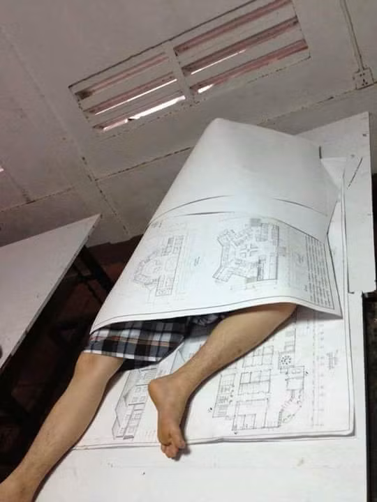 Với dân kiến trúc nói chung, từ "deadline" là một cái gì đó vô cùng kinh khủng với họ. Trong nhiều trường hợp, họ phải thức thâu đêm suốt sáng, ngồi trên bàn làm việc trên 12 tiếng mỗi ngày để đảm bảo tiến độ công việc. Sự tập trung cao độ, công việc kéo dài dai dẳng đôi khi vắt kiệt sức lực của những người làm công việc thiết kế.