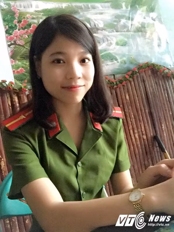 Song song với những thành tích học tập, rèn luyện ấn tượng, Nguyễn Thị Nga trong mắt những người tổ chức, còn là một nữ sinh rất năng nổ, giàu nhiệt huyết với những hoạt động đoàn, đội. Trong mọi công việc, Nga luôn thể hiện mình là người vô cùng gương mẫu, giàu tinh thần trách nhiệm và biết cách cân đối, điều chỉnh thời gian một cách tuyệt vời. Chính nhờ tất cả những điểm mạnh và thành tích tuyệt vời đó, trong lễ tốt nghiệp của trường Cao đẳng Cảnh sát nhân dân I vừa qua, Nguyễn Thị Nga đã vinh dự được thăng hàm vượt cấp, trở thành thiếu úy thay vì thượng sĩ. Ảnh: VTC News.