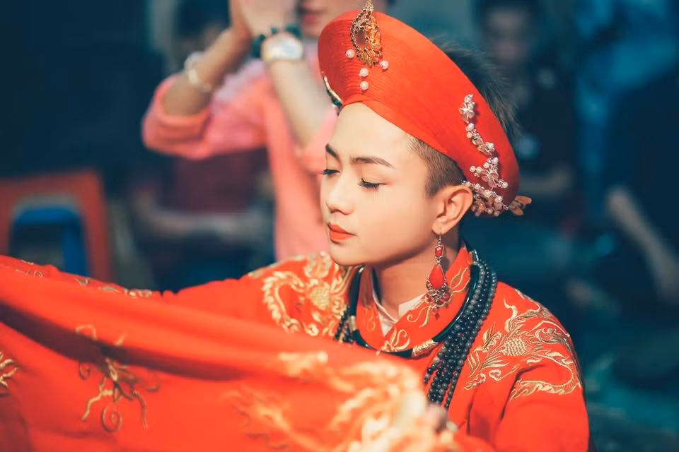 Mặc dù làm công việc tâm linh nhưng Quốc Việt cho biết, mình luôn nỗ lực để tách bạch công việc với cuộc sống đời thời. Ngoài đời cậu đồng vẫn là chàng thanh niên 20 tuổi, điển trai, đào hoa được nhiều cô gái ngưỡng mộ.