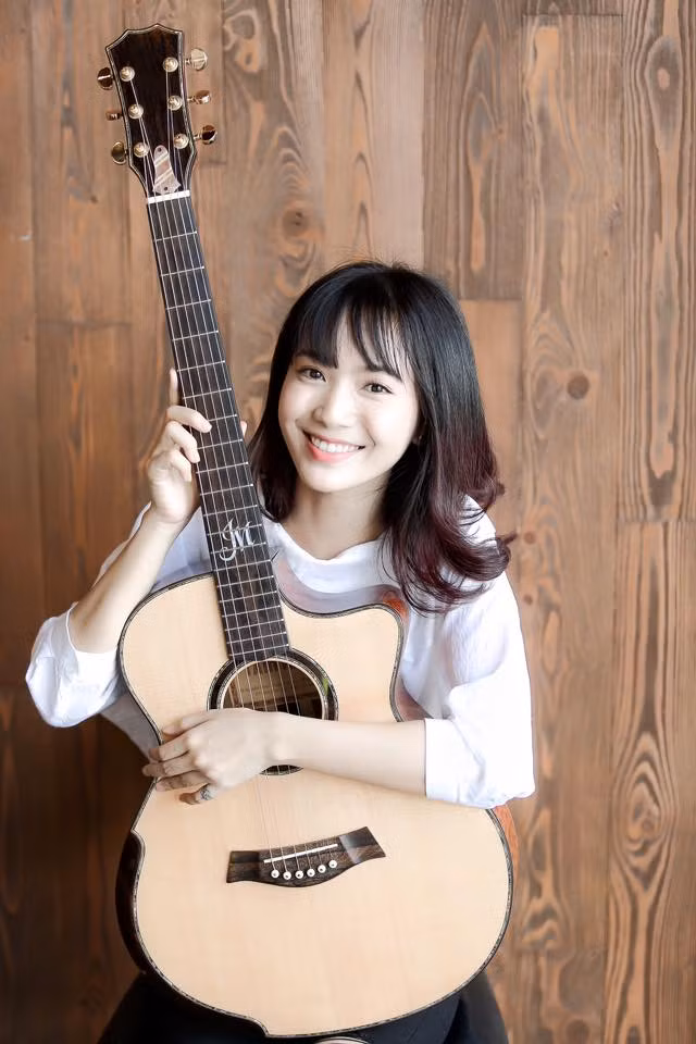 Hay như Thái Vân Trang, một bạn trẻ ở Sài Gòn nêu quan điểm: "Những người yêu và sành về nhạc Trịnh thường chỉ nghe quen một kiểu duy nhất thôi. Thật sự hơi khó tả nhưng nhạc Trịnh mà bị pha trộn, hoặc có ai đó cố tình đổi mới nó đi thì đều làm mất đi cái chất riêng của nó. Nhiều ca sĩ chuyên nghiệp, nổi tiếng khi hát nhạc Trịnh vẫn còn bị chê, bị cho là không phù hợp nên cũng không lạ gì khi Bảo Trang chuyên hát Bolero lại thể hiện chưa tốt bài hát vừa rồi".