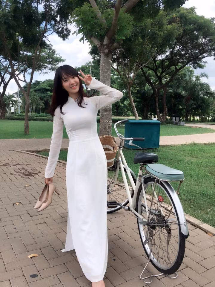 Tuy nhiên, điều khiến một bộ phận dân mạng phàn nàn với Bảo Trang về bản cover "Còn tuổi nào cho em" này là giọng hát của cô không thực sự phù hợp với dòng nhạc Trịnh, đặc biệt là những bài hát có giai điệu chậm, buồn. Rất xuất sắc với phong cách Bolero, nhưng dường như nhạc Trịnh vẫn còn là một thử thách lớn đối với một cô gái chưa chính thức được công nhận và hoạt động như một ca sĩ chuyên nghiệp như Bảo Trang. "Bảo Trang hát tốt, "sinh ra là để hát Bolero" nhưng với nhạc Trịnh, cô nàng còn phải học hỏi, trau dồi nhiều hơn nữa" - đó là bình luận của một bạn trẻ tên Anh Tuấn đến từ Hà Nội.