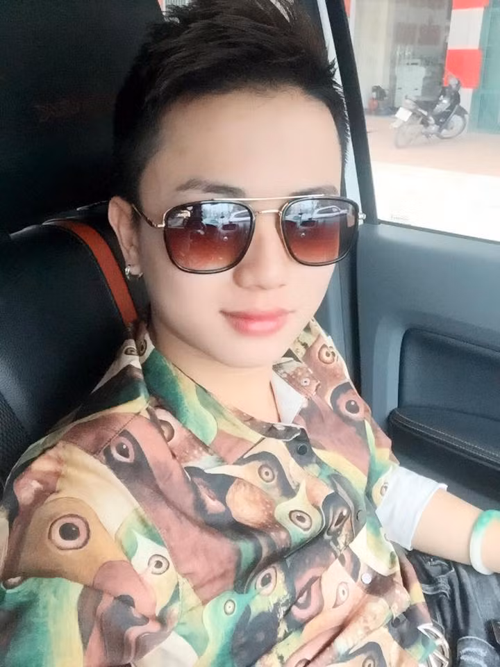 Dù Quốc Việt đã cố tạo cho mình phong cách ăn mặc và đầu tóc nam tính nhưng các nét trên khuôn mặt vẫn đẹp mềm mại như thiếu nữ. Ảnh trong bài: Facebook nhân vật.