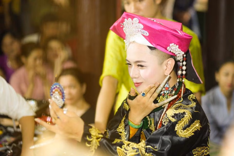 Mỗi lần tham gia vào các buổi hầu lớn, cậu đồng "xinh đẹp" tốn khá nhiều thời gian để chuẩn bị trang phục, dưỡng da và làm tóc.Trong số những khâu chăm sóc sắc đẹp thì làn da luôn được Quốc Việt ưu tiên hàng đầu. Trên trang cá nhân của mình, cậu đồng từng chia sẻ bức ảnh đắp mặt nạ dưỡng da để có làn da căng mọng, láng mịn.