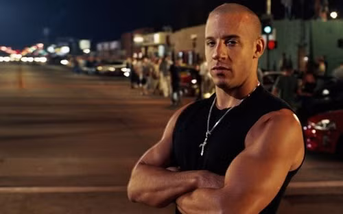 Phần má trái của người đàn ông giống Vin Diesel có vết mờ, hơn nữa những chi tiết bên cạnh khuôn mặt như đoạn dây điện giăng trước mặt cũng có dấu vết tẩy xóa. Chưa kể đến, thân hình của người đàn ông trong ảnh cũng rất khác so với nam diễn viên người Mỹ. Người đàn ông này có bụng bia và phần bắp tay kém cơ bắp, khác xa với thân hình vạm vỡ đô con của Vin Diesel. Bên cạnh đó, trên mạng cũng không có bất cứ thông tin nào về việc Vin Diesel đến Việt Nam. Chỉ cần lướt mạng một vòng, các bạn trẻ đã có thể nhận ra, thông tin gây xôn xao vừa qua chỉ là tin vịt, đăng kèm với một bức ảnh cắt ghép nhằm câu like.