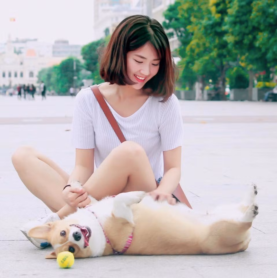 Hiện nay, dù là chụp ảnh nghệ thuật hay đơn giản chỉ là ra đường dạo phố, Kiều Trinh vẫn rất dễ thu hút sự chú ý của mọi người. Nếu như trước đây cô nàng thường mặc váy áo rất nữ tính thì nay đã chuộng hơn những trang phục như áo phông, quần jean, áo khoác đơn giản nhưng cá tính. Dù thay đổi nhiều hay ít nhưng với nét xinh xắn vốn có, cộng với nụ cười "sáng như sao", Kiều Trinh vẫn có khả năng làm thổn thức bao trái tim ngay từ cái nhìn đầu tiên.