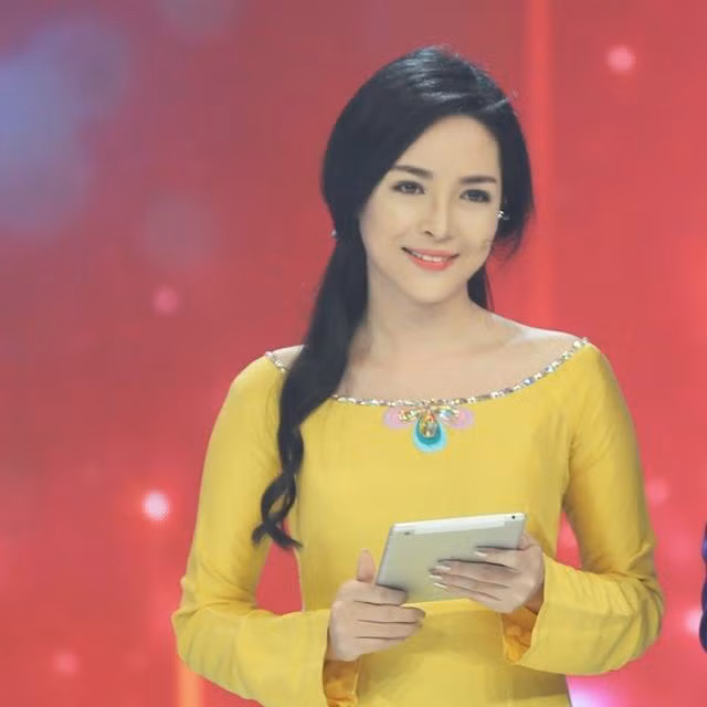 Chắc hẳn các khán giả truyền hình và cư dân mạng Việt Nam vẫn chưa quên Vũ Thanh Quỳnh, sinh năm 1992 - hot girl thẩm mỹ Nam Định rất nổi tiếng từ thời điểm khoảng 2 năm về trước. Bước ra từ chương trình "Change Life" - Thay đổi cuộc sống của Đài truyền hình Việt Nam, từ một một cô gái xấu xí, luôn tự ti, mặc cảm với ngoại hình của mình, Thanh Quỳnh đã trở thành "quý cô" có màn lột xác ngoạn mục, ấn tượng nhất truyền hình Việt và được vô số các trang báo mạng, trang tin chú ý, chọn làm nhân vật trong nhiều bài viết. Ảnh trong bài: Facebook nhân vật.