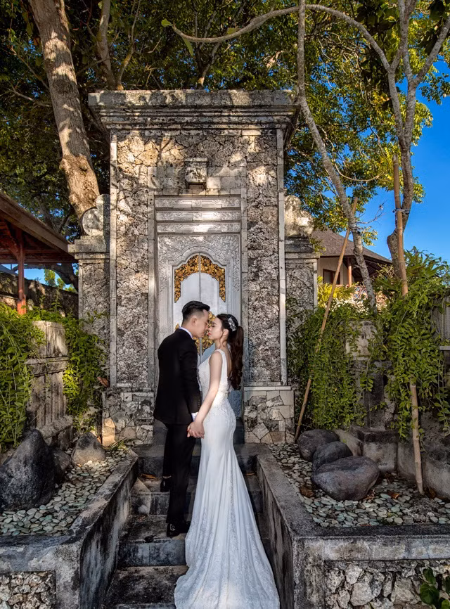 Cô dâu cũng được trang bị 3 chiếc váy cưới để thay, trong mỗi phân cảnh Tuấn Kiệt và Mỹ Trinh đều có trang phục riêng phù hợp với cảnh quan xung quanh. Ảnh: Sam Nguyễn.