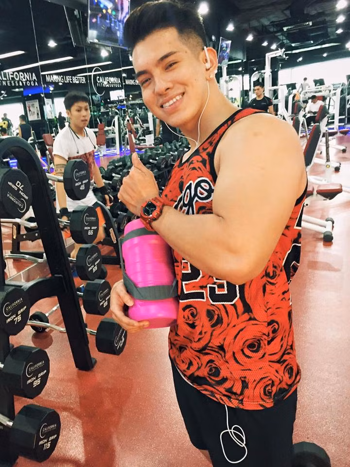 Các bức ảnh tập luyện của Hồng Hiếu nhận được lượt like khổng lồ từ phía dân mạng, chúng cũng đã tạo động lực lớn lao cho nhiều bạn trẻ yêu thích tập thể hình. Sau quá trình tập luyện bền bỉ cuối cùng Hồng Hiếu đã tăng được 30kg, cơ thể vạm vỡ vạn người mê.