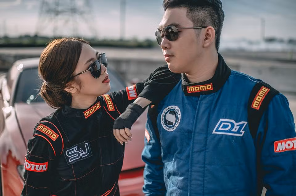 Bộ ảnh cưới mang đầy màu sắc "xã hội đen" của nữ stylist tài năng bên chồng doanh nhân nhận được nhiều lời khen ngợi từ phía dân mạng.