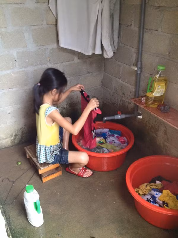 Người mẹ trẻ chia sẻ, do công việc bận bịu nên chị cũng không có nhiều thời gian chăm sóc con cái, thường ngày bé Thương chỉ nhìn mẹ làm việc rồi học theo rất nhanh. Mỗi lần chị vắng nhà, mọi công việc nội trợ đều do một tay cô Tấm nhỏ thực hiện. Niềm vui được nhân đôi khi bé thứ 2 nhà chị Kỹ cũng gần 2 tuổi nhưng ăn uống rất ngoan, 2 chị em tự biết chăm nhau nên chị khá yên tâm mỗi khi bận rộn. Nhìn dáng người nhỏ bé, nhanh nhẹn của bé Thương, không ai nghĩ bé có thể làm được nhiều việc đến thế, một vài bình luận tỏ ra lo lắng cho sức khỏe của bé khi thấy bé loay hoay bên chậu quần áo rất to.