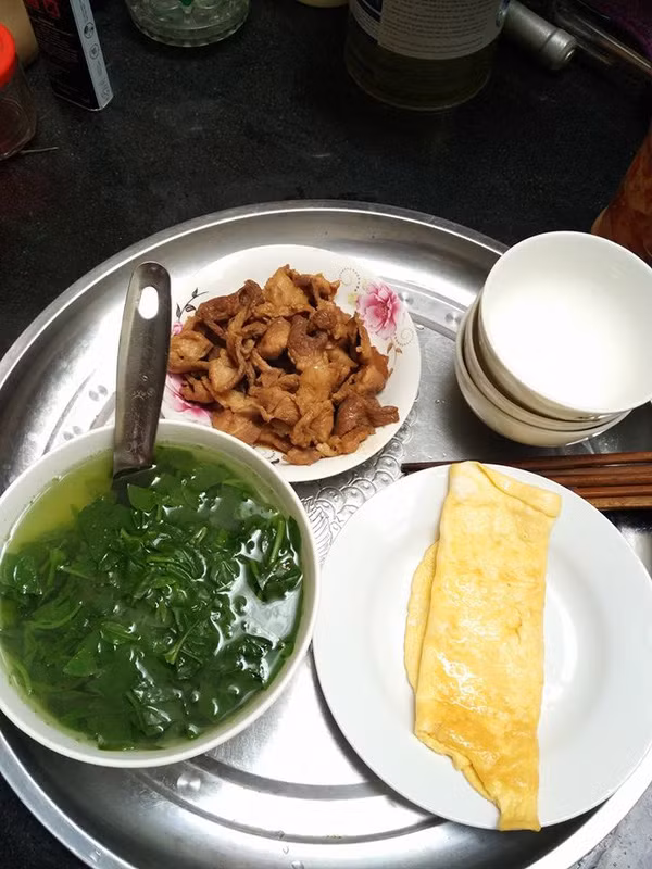 Nhìn mâm cơm đầy đủ 3 món, canh, thịt, trứng của cô Tấm chăm chỉ đã đủ làm nhiều cha mẹ mát lòng.