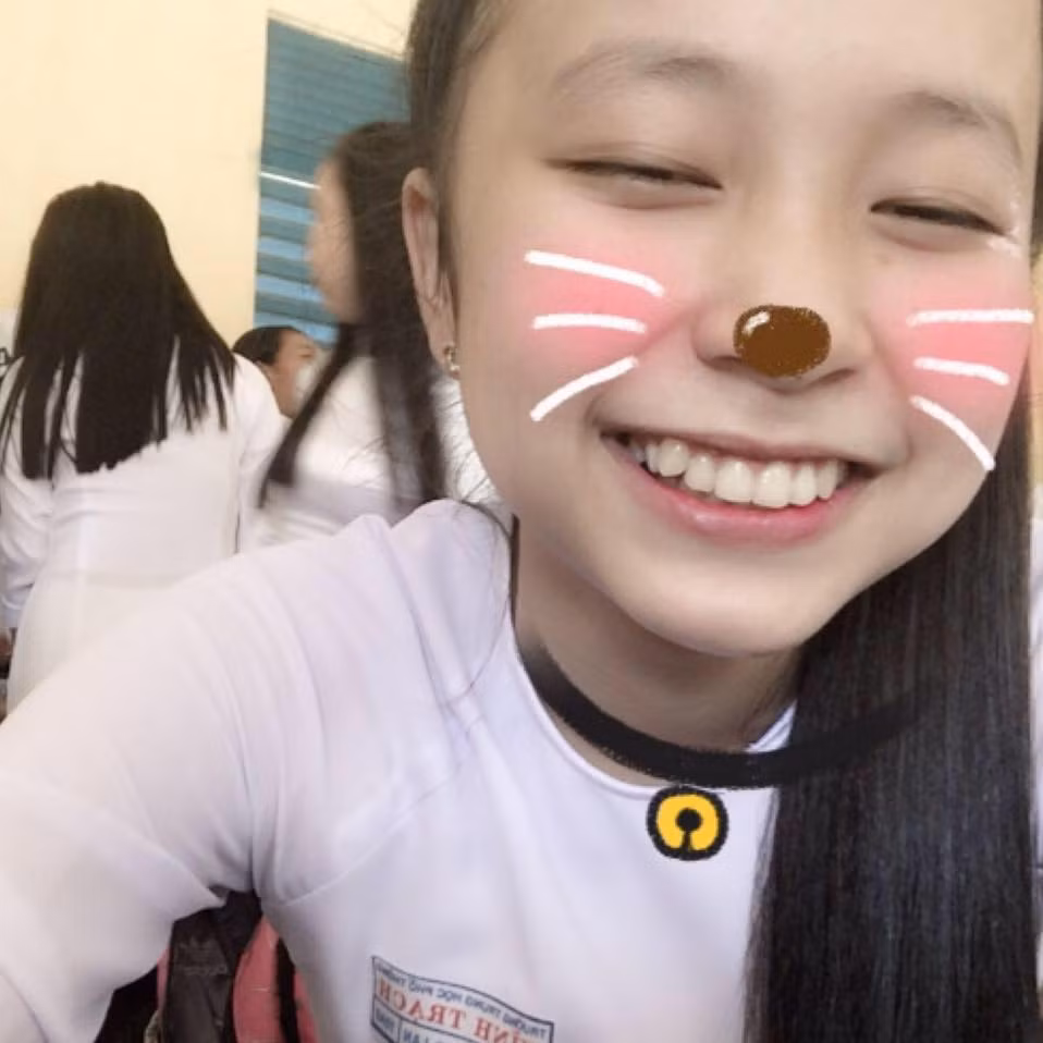 Coi ca hát là niềm vui sau những giờ học vất vả nhưng lại được mọi người yêu mến đặc biệt, chính điều này cũng mang lại không ít phiền toái cho cô nữ sinh nhỏ. Nhiều fan hâm mộ đã liên tục nhắn tin, quan tâm quá nhiều đến cuộc sống riêng tư của Hoàng Lan đôi khi cũng khiến cô bạn bị áp lực.
