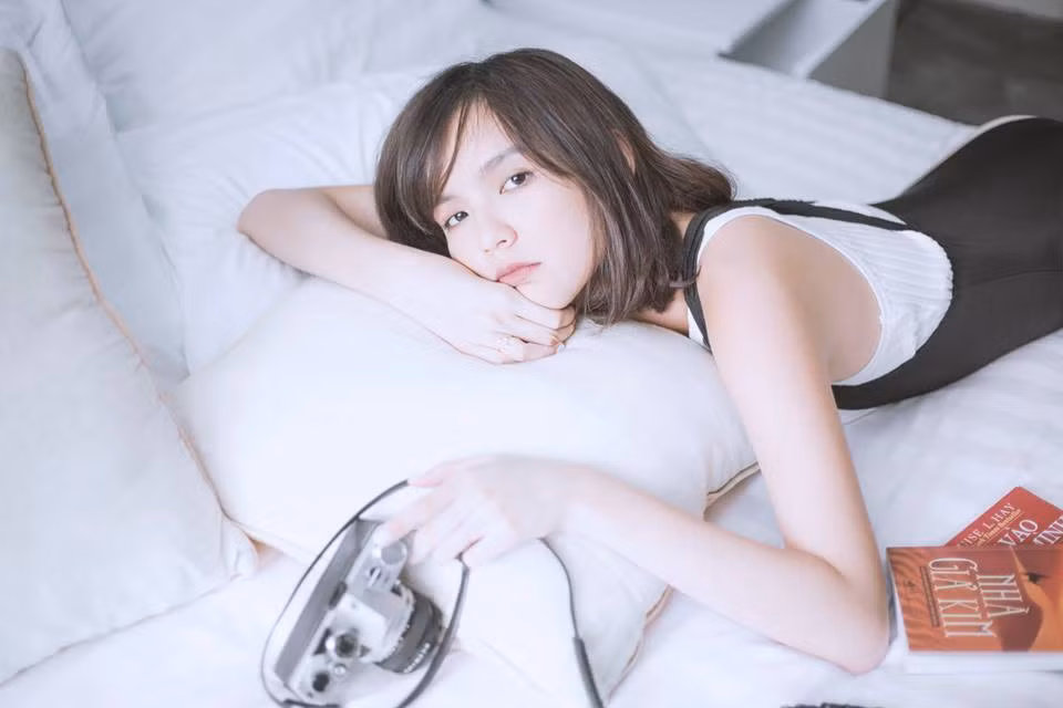 Năm nay 18 tuổi, Hải Tú đã có kinh nghiệm làm mẫu ảnh từ năm 2012 và công việc này đến với cô cũng rất tình cờ. Bắt đầu từ công việc làm mẫu ảnh thời trang, sau này Hải Tú tiến bộ hơn, chuyên nghiệp hơn và cho ra lò nhiều hơn những bộ ảnh đẹp, ấn tượng với nhiều concept độc đáo. Và từ một người mẫu lookbook, đến nay Hải Tú đã được biết đến như một hot girl mới nổi, có nhan sắc và tài năng xứng đáng được nhiều bạn trẻ khen ngợi và khâm phục. Ảnh: Rose Nguyen.